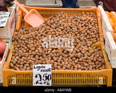 Haselnüsse auf Obst und Gemüse stand außerhalb der zentralen Markt Centratirgus Riga Lettland Stockfoto
