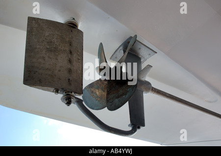 Unterseite des Rettungsboot auf Kreuzfahrtschiff Ocean Village zwei Stockfoto