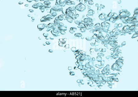 Wasserblasen steigen durchs Wasser hautnah Stockfoto