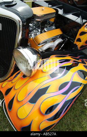 Hot-Rod kleinen Block Chevy Chevrolet-V8-Motor in einem männlichen Interesse mit Flamme Farbe Job Frisiertes Auto Straße Maschine modife Stockfoto