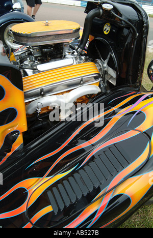 Hot-Rod kleinen Block Chevy Chevrolet-V8-Motor in einen Hotrod mit Flamme Farbe Job Frisiertes Auto Straße Maschine modifizierte Auto fla Stockfoto