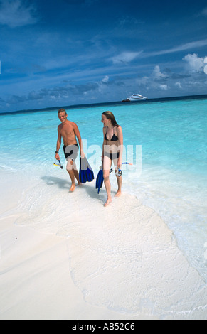 Mann und Frau zurück aus Schnorcheln auf einer schönen Strand Sandbank Bimathee Finolhu Baa-Atoll-Malediven Stockfoto