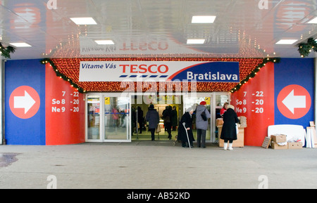 Shop-Eingang zu Tesco in Bratislava Slowakei Stockfoto