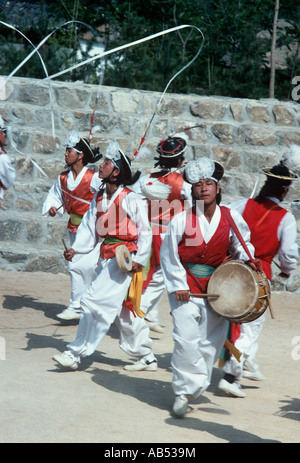 Korea. An der Korean Folk Village in der Nähe von Seoul wird traditionelle Musik gespielt. Stockfoto