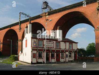 Das Crown Inn und Viadukt, Manchester, Greater Manchester, UK Stockfoto