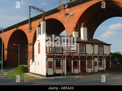 Das Crown Inn und Viadukt, Manchester, Greater Manchester, UK Stockfoto