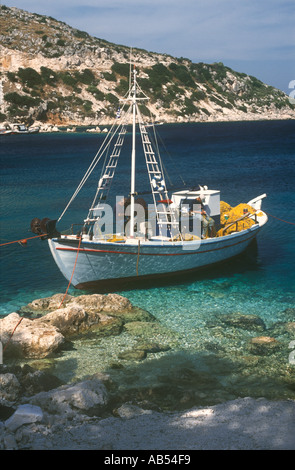 Fischer ausbessern Netze in einem Fischerboot vor Anker bei Agios Nikolaos im Nordosten der griechischen Insel Zakynthos Griechenland Stockfoto