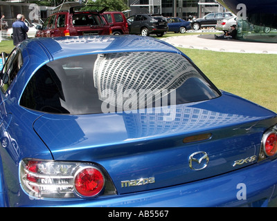 Canary Wharf Autosalon Stil Freigelände der neuesten Automodelle angezeigt durch Marke Händler unter der Bürogebäude Stockfoto