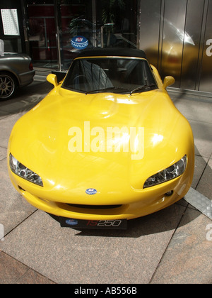 Canary Wharf Autosalon Stil Freigelände der neuesten Automodelle angezeigt durch Marke Händler unter der Bürogebäude Stockfoto