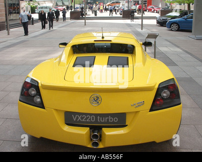 Canary Wharf Autosalon Stil Freigelände der neuesten Automodelle angezeigt durch Marke Händler unter der Bürogebäude Stockfoto