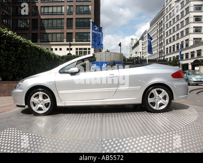 Canary Wharf Autosalon Stil Freigelände der neuesten Automodelle angezeigt durch Marke Händler unter der Bürogebäude Stockfoto