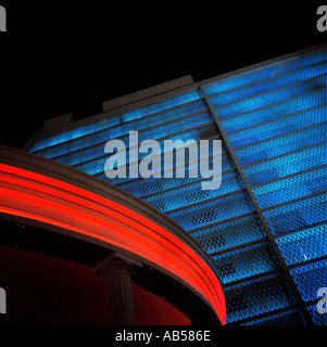 Neon-beleuchtete Tiefgarage Stockfoto