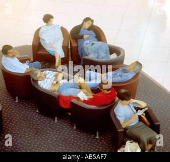 Passagiere warten auf Flüge am Flughafen Gatwick, Großbritannien Stockfoto