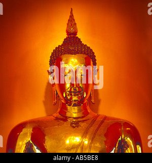 Vorne auf Nahaufnahme Portraitfoto Stil des goldenen Buddha im Wat Trimitr Tempel in Bangkok Thailand Stockfoto