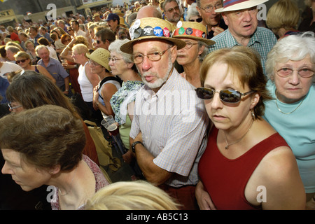 Jazz-Fans auf den Straßen von Brecon für die jährliche Brecon Jazz Festival Powys South Wales UK Stockfoto