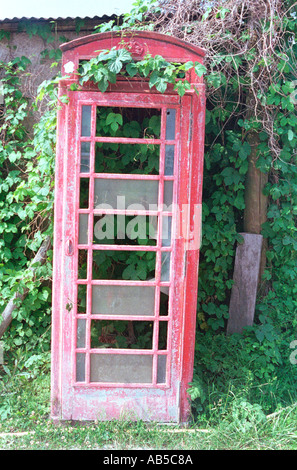 verfallene alte rote Telefonzelle Stockfoto