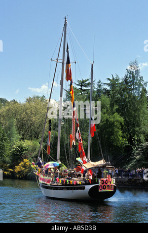 Segelboot in Montlake Schnitt am Eröffnungstag der Bootfahren Saison Parade Seattle Washington dekoriert Stockfoto