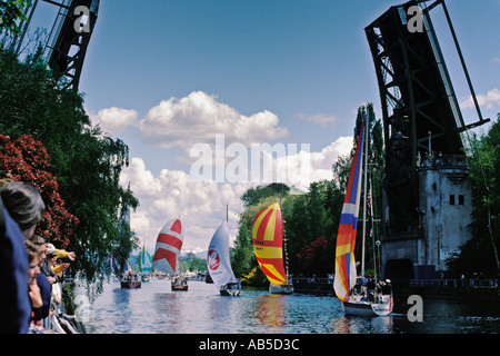 Montlake Zugbrücke öffnet für Segelboote mit bunten Spinnaker Bootfahren Saison Opening Day Parade in Seattle Washington Stockfoto