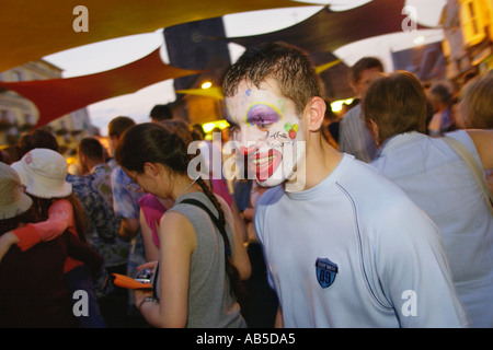 Gruppe von Jugendlichen auf dem jährlichen Brecon Jazz Festival, trinken und eine gute Zeit auf Straßen von Brecon Wales UK Stockfoto
