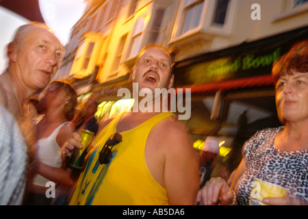 Besucher auf dem jährlichen Brecon Jazz Festival, trinken und eine gute Zeit auf Straßen von Brecon Wales UK Stockfoto