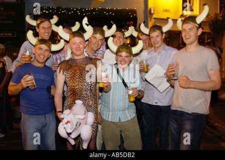 Gruppe junger Männer in Viking Hüte trinken und eine gute Zeit auf den Straßen von Brecon für das jährliche jazz-festival Stockfoto