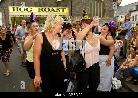 Ventilatoren, trinken und tanzen in den Straßen während der jährlichen Brecon Jazz Festival Powys Mid Wales UK Stockfoto