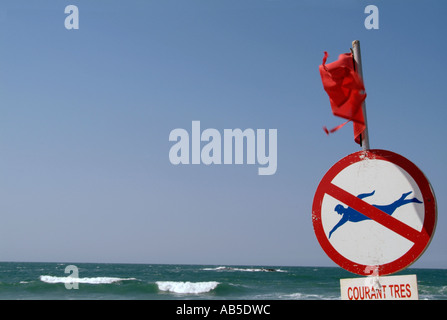 rot, Flagge, an Strand, Nein, Schwimmen, Gefahr, gefährlich, Bedingungen, Meer, Wasser, ertränken, ertrinken, Rettungsschwimmer, Küstenwache, Küste, sw Stockfoto
