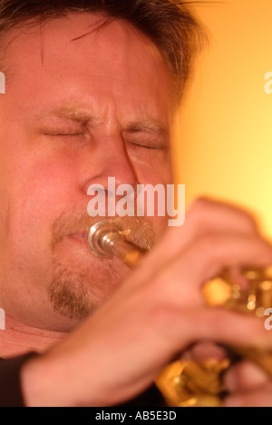 Russ Johnson spielt Trompete in New York City Jazz Club, USA Stockfoto