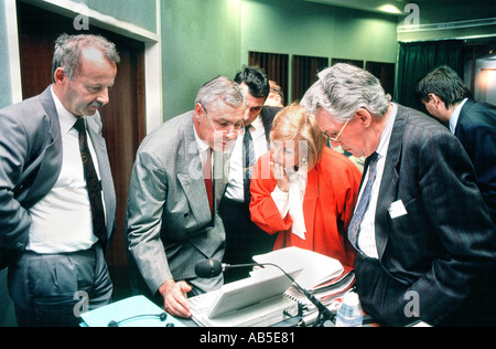 Geschäftstreffen im Büro mit Männern und Frauen Pariser Geschäftsmann, Blick auf Computer-Bildschirm, Gruppe Menschen zusammenarbeiten Stockfoto