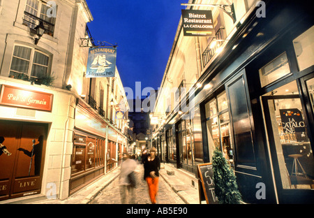 PARIS Frankreich, kleine Gruppen, Spaziergänge, alte Fußgängerzone im Quartier Latin, Läden in Odeon Area Flats bei Nacht beleuchtet Stockfoto