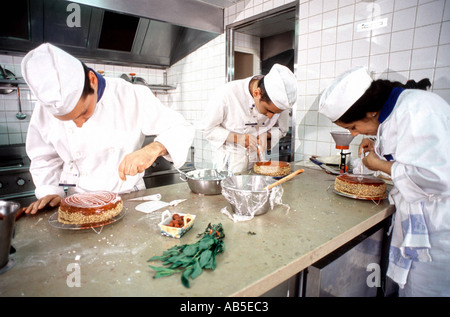 Paris Frankreich, junge Erwachsene Studenten in der Küche "Cordon Bleu" französische Kochschule, Studium vorbereiten, DIE KÜCHE VON FRANKREICH Stockfoto