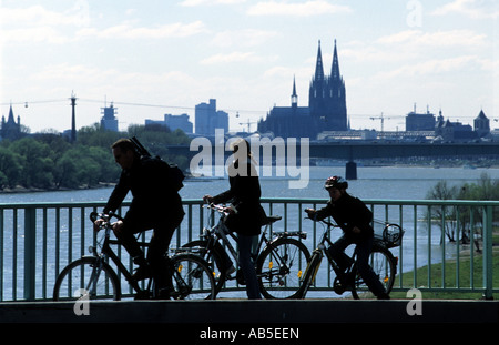 Radfahrer auf einem Radweg, Köln, Nord Rhein Westfalen, Deutschland. Stockfoto