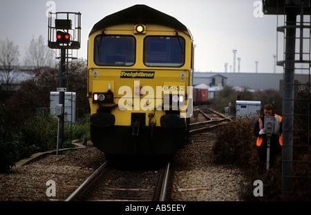 Güterzug Fahrer um Erlaubnis an einem roten Signal fortzufahren, Hafen von Felixstowe, Suffolk, Großbritannien. Stockfoto