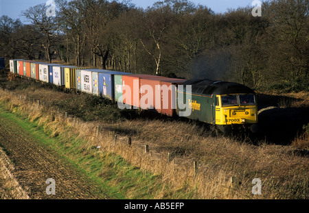 Freightliner-Güterzug auf der eingleisigen Nebenbahn zwischen Ipswich und der Hafen von Felixstowe, Suffolk, UK. Stockfoto