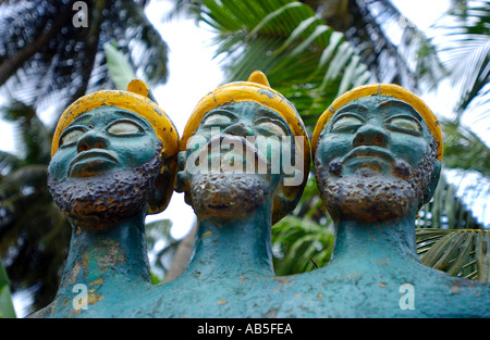 Eine drei geleitet Statue Linien die Route des Esclaves, wie es in Richtung Strand in Oiudah Benin Republik gebaut von der UNESCO geht Stockfoto