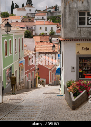 Steile und schmale Straße mit Kopfsteinpflaster in dieser historischen Stadt. Lagos Algarve Portugal Europa. Stockfoto