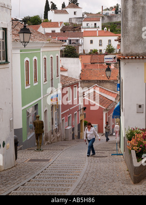 Steile und schmale Straße mit Kopfsteinpflaster in dieser historischen Stadt. Lagos Algarve Portugal Europa. Stockfoto