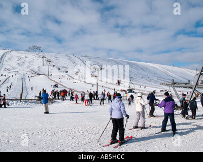 LECHT SKI CENTER schleppt und läuft auf verschneiten Hängen der Grampian Mountains Tomintoul Moray Schottland Großbritannien Großbritannien Stockfoto