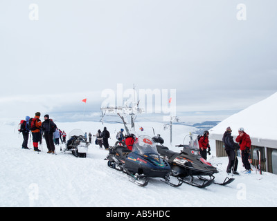 Schlitten SKI PATROL SCHNEEFAHRZEUGE außerhalb der Ptarmigan Restaurant auf dem Gipfel des Cairn Gorm Highland Scotland UK Stockfoto