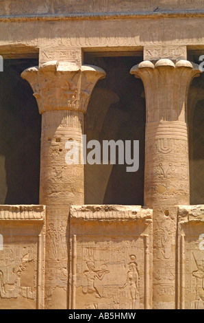 Kunstvolle Schnitzereien auf Pfeilern an Edfu Tempel, Ägypten. Der Tempel ist Horus gewidmet und stammt aus der Ptolemäerzeit Stockfoto