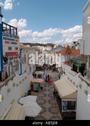 PEDESTRIANISED engen Straße gesäumt von Cafés und Geschäften Albufeira-Algarve-Portugal Stockfoto