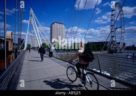 Radfahrer überquert Hungerford Fußgängerbrücke über den Fluss Themse London uk England Großbritannien gb Europa Eu Stockfoto