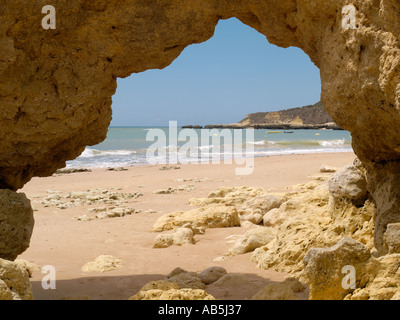 Albufeira Algarve Portugal FELSBOGEN auf PRAIA DA OURA einen wunderschönen Sandstrand umgeben von Sandsteinfelsen Stockfoto