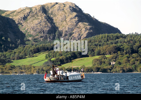 Ein Seenplatte Dampfer segelt über See Coniston in schönen Sommersonne mit den englischen Lake District Hügeln und Bergen Stockfoto