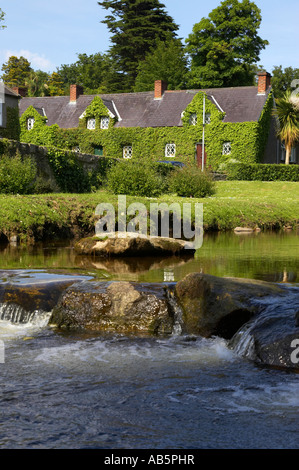 vertikale am Fluss Kilbroney im Dorf Rostrevor county down Stockfoto