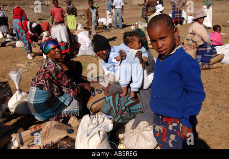 Einen Windows-Dateischutz Hilfe Verteilungspunkt, in Lesotho von Armut betroffenen Menschen ernähren Stockfoto