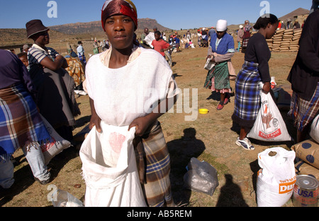 Einen Windows-Dateischutz Hilfe Verteilungspunkt, in Lesotho von Armut betroffenen Menschen ernähren Stockfoto