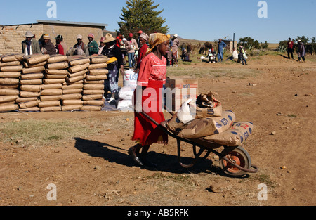 Einen Windows-Dateischutz Hilfe Verteilungspunkt, in Lesotho von Armut betroffenen Menschen ernähren Stockfoto