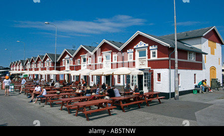 Bunte Fischläden und Restaurants auf Fiskehuskaj in Skagen Stockfoto