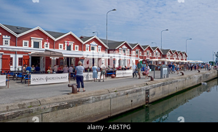 Bunte Fischläden und Restaurants auf Fiskehuskaj in Skagen Stockfoto